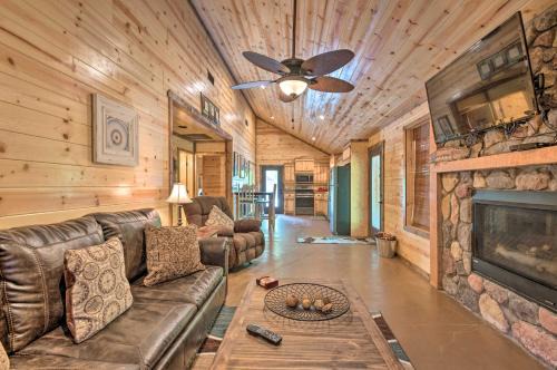 Broken Bow Casa | Cabin with Hot Tub - Near Broken Bow Lake and Hiking!