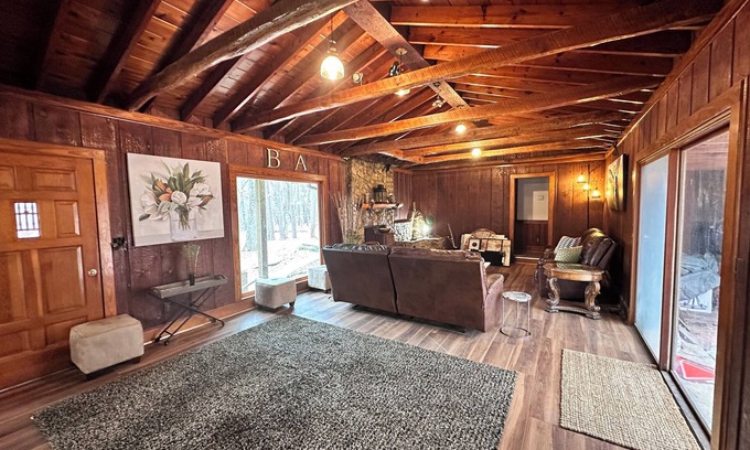 Cliftondale Cabina | Cabin With Lake on 10Acres Outside Atl Where Friends & Family Meet Nature