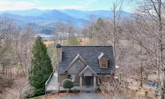 Hiawassee Cabina | Cabin with Mountain & Lake Views, Fire Pit, WiFi, AC, EV Charger, Pond/Fountain
