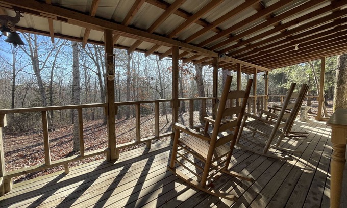 Lenox Cabina | Cabin with Pond on 6 Private Acres --1.5 miles from Montauk Park, Near Salem