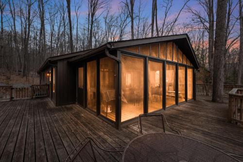 Berkeley Springs Chalet De Esquí | Cabin Wraparound Deck, WiFi, Grill, Dog-Friendly!