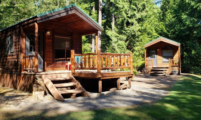 Adelma Beach Cabina | Cabañas en Treefrog Woods, Port Townsend. Incluye (2) cabañas privadas de vacaciones