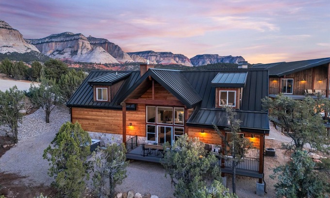 Orderville Cabina | Cactus Canyon Retreat | Zion Base + Hot Tub + Views