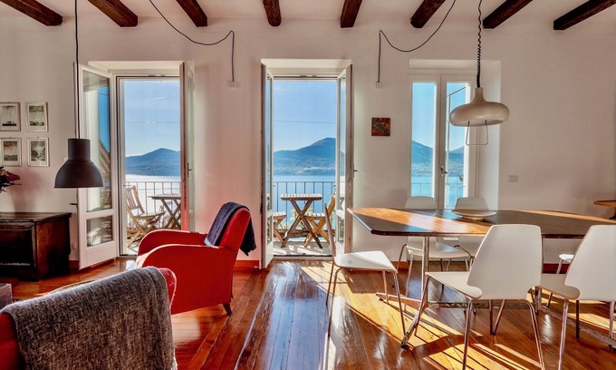Gonte Apartamento | Cadebei 1. Stunning lake view in the charming, quiet hamlet of Gonte.