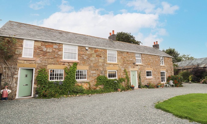 Bwlchgwyn Cabaña | CAE ADAR FARM, pet friendly, character holiday cottage in Coedpoeth