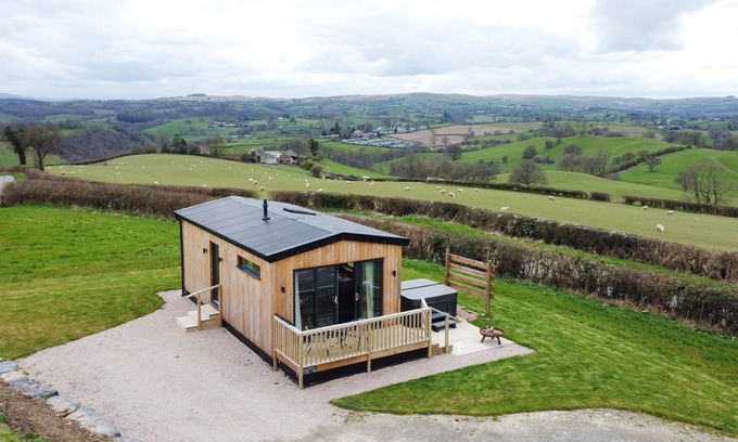 Llanfair Caereinion Cabaña | CAE BEDW, pet friendly, with hot tub in Llanfair Caereinion