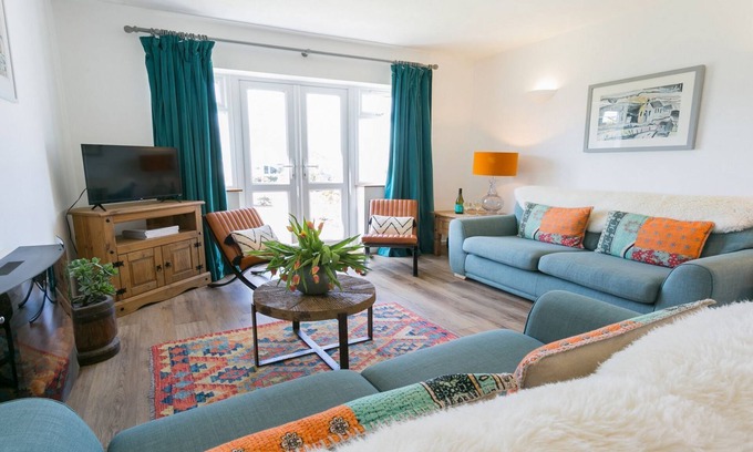 Edern Cabaña | Cae Calch - a ground floor bedroom that sleeps 6 guests in 3 bedrooms