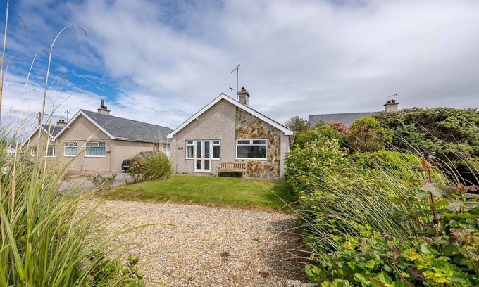 Edern Cabaña | Cae-Calch | Three Bedroom Bungalow in Seaside Village Morfa Nefyn