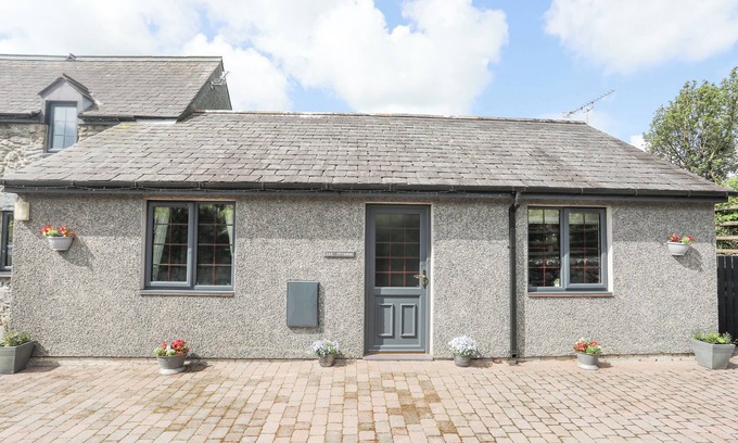 Gaerwen Cabaña | CAE FFYNNON, pet friendly, with a garden in Gaerwen