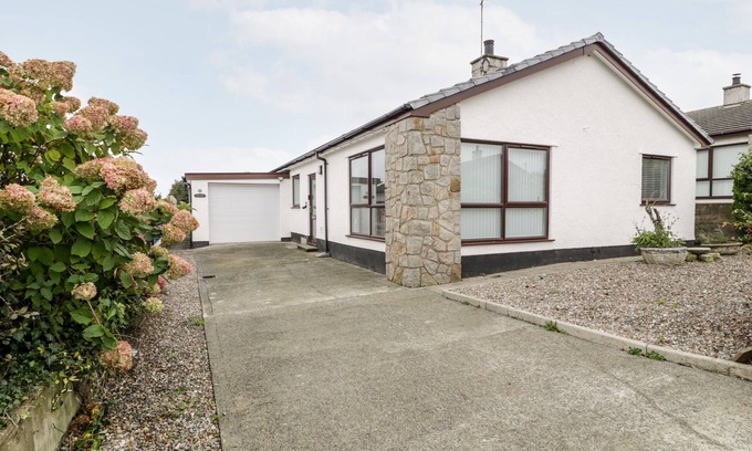 Newborough Casa | CAE TEG, pet friendly, with a garden in Niwbwrch (Newborough)
