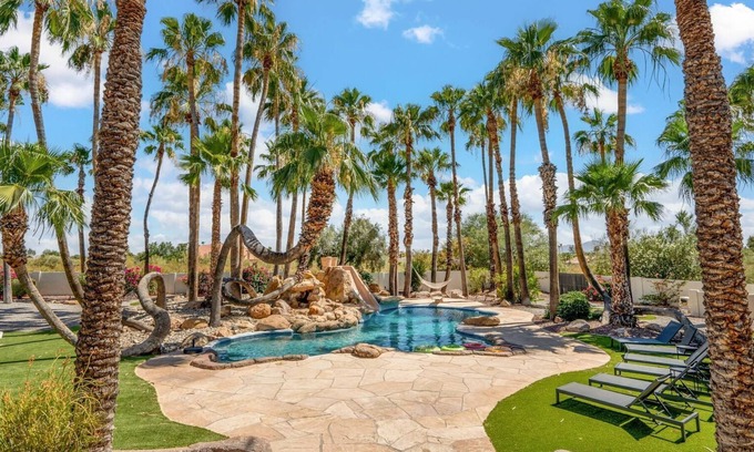 Cactus Acres Casa | CAESAR'S BLISS: MASSIVE ESTATE WITH ROOFTOP DECK