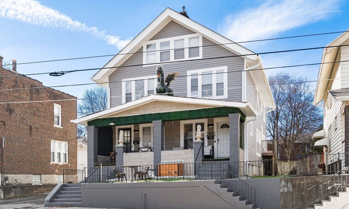 Old North Columbus Casa | ★ Caesar’s Palace ★ Old North Duplex near OSU★