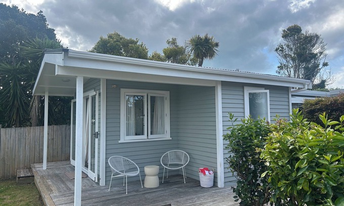 Oneroa Cabaña | Caesars Cottage - 5 minutes walk from heart of Waiheke Island