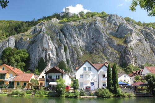 Essing Apartamento | Cafe Altmühl, Ferienwohnungen Gästehaus Krimhilde direkt am Wasser