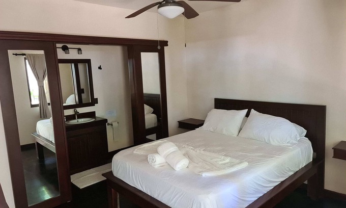 Dominical Hotel | Cahuita Queen Room at Hona Beach Hotel