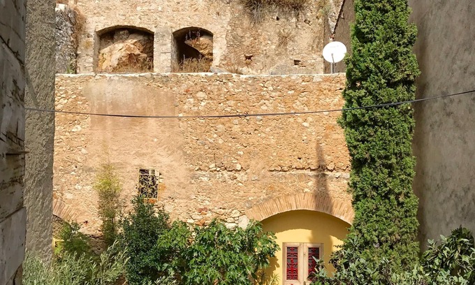 Fitou Casa | CAILLOUX D'OR - Casa de viejas piedras doradas, aparcamiento privado cerrado con jardín.