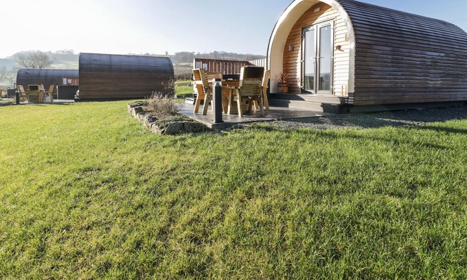 Llanfyllin Cabaña | CAIN, romantic, character holiday cottage, with hot tub in Llanfyllin