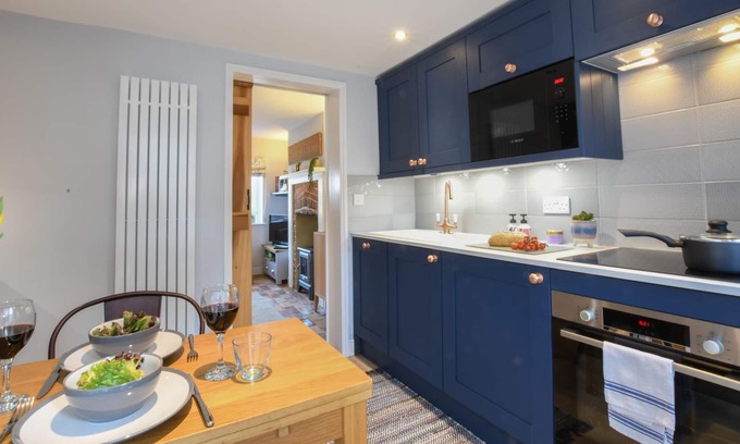 Westleton Cabaña | CAINES COTTAGE, WESTLETON, pet friendly, with a garden in Westleton