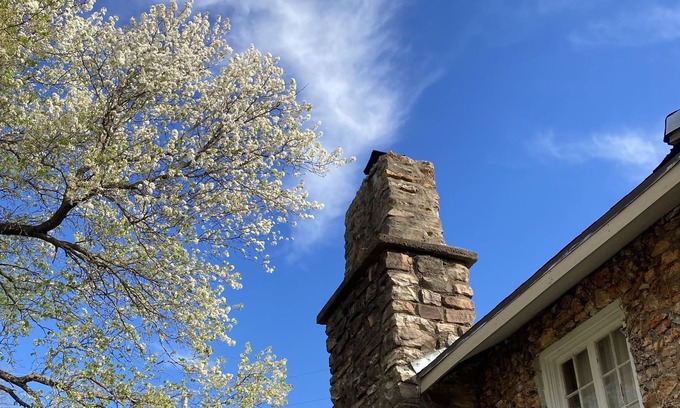 Edwards Cabaña | Cairn Cottage~Lake of the Ozarks~MM69~hot tub~kayaks~SUPs~no extra fees