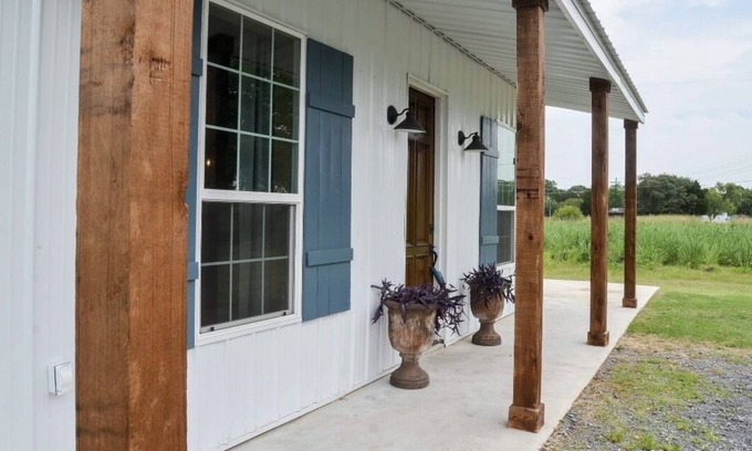 Breaux Bridge Casa | Cajun Barndeaux! Sleeps 13