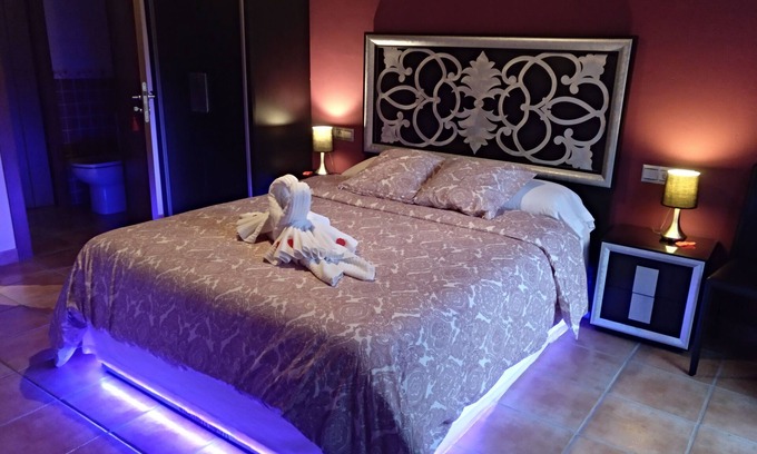 Osso de Sio Cabaña | Cal Farris, Jacuzzi, Cama con movimiento, Sillón Tántrico, Piscina,...