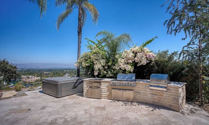 Calabasas Casa | Calabasas Vila lake View Home