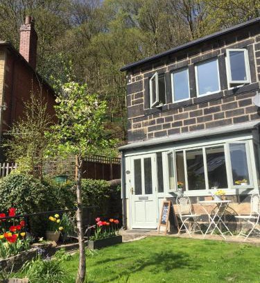 Hebden Bridge Casa | Calderside Cottage (2 BDR Central Hebden Bridge)