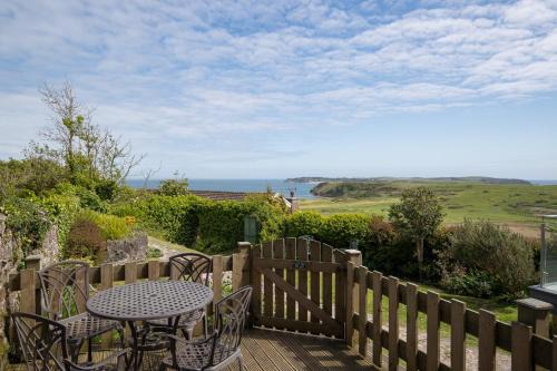 Penally Apartamento | Caldey Island View - Sea Views and Log Burner