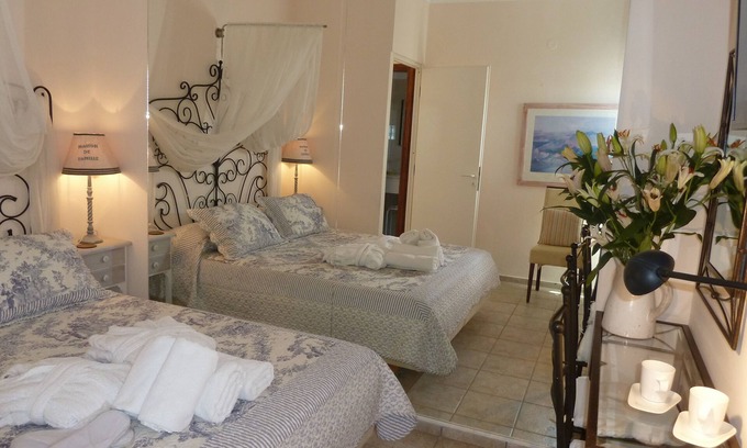 Atsipópoulon Apartamento | MELITI: recuéstese en la silla colgante de la azotea de un complejo acogedor