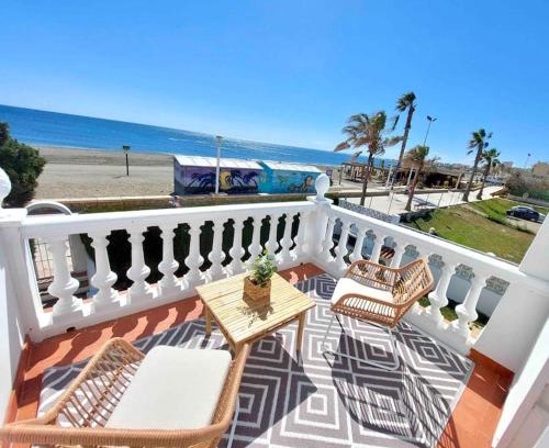 Torre del Mar Casa | Caleta Beach House Villa Beatriz Sinese Design