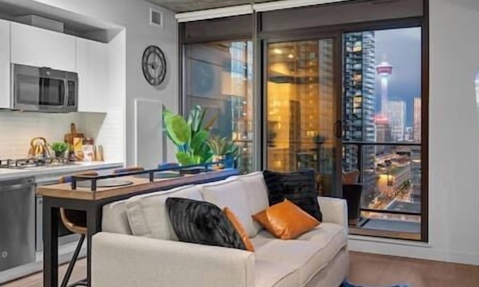 Connaught Apartamento | Calgary Tower View | Mins to Saddledome| Pool |Gym