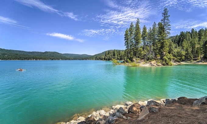 Nevada City Cabaña | California Cottage w/ Kayaks & Deck, Walk to Lake!