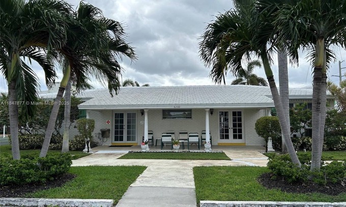 Imperial Point Apartamento | Calling all snowbirds! One bedroom with pool and close to the beach.