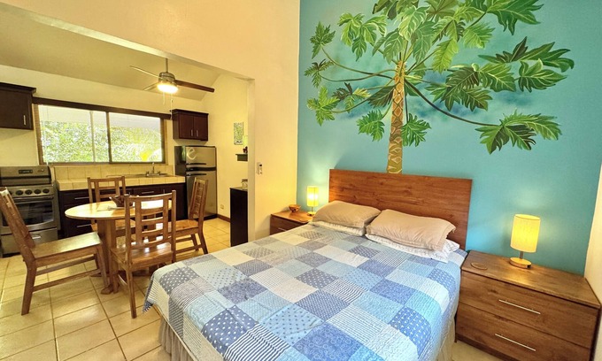 Santa Barbara Condominio | Calm & Palms Second Floor Studio