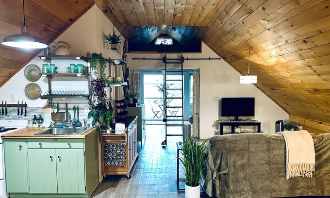 Franklin County Apartamento | Calming lake front studio that is newly renovated with travelers needs in mind.