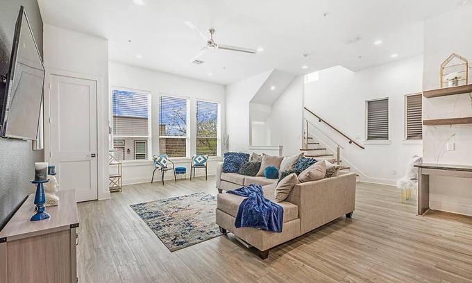 Dallas Casa | Cam's Cozy Luxurious Modern Home