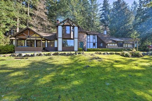 Camano Island Casa | Camano Island Family House with Hot Tub and Deck!