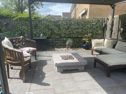 Sandhurst Casa | Camberley Retreat With Paws and Parking