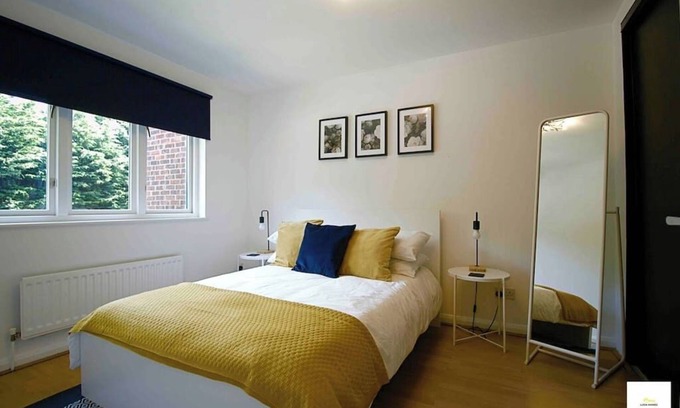 Camberley Casa | Camberley/ Sleeps 8 / Next to Hospital w/ Parking