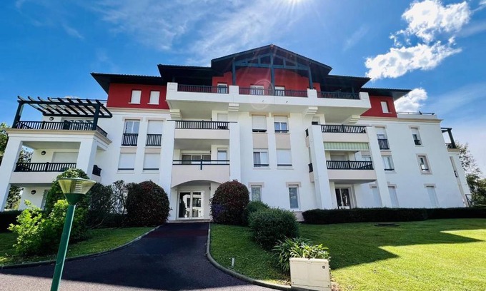 Cambo-les-Bains Apartamento | Cambo-les-Bains: T3 Moderne avec Terrasse, Parc, Piscine, Parking, et Internet - 4 Couchages - FR-1-495-20