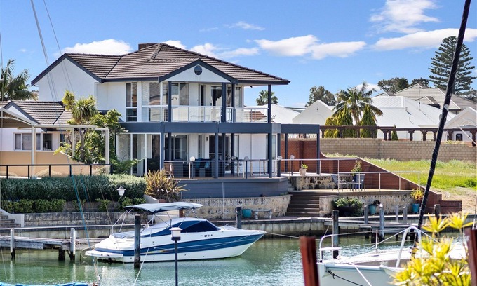 Halls Head Casa | Cambria Island - Couples Retreat