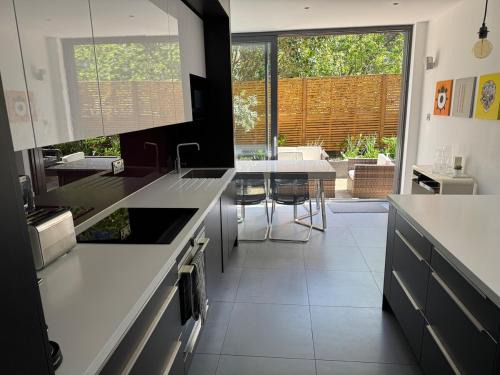 St. Pancras and Somers Town Apartamento | Camden Victorian garden flat