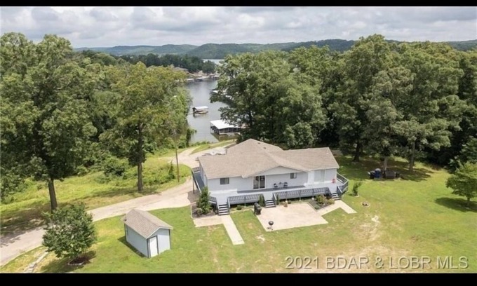 Lake of the Ozarks Casa | Camdenton Resort - 7 bedroom 3 bathroom house.