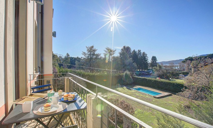Lesa Apartamento | Camelia Apartment in Villa Jejia, Lesa, Italy