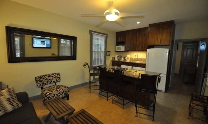 Gretna Casa | Área Histórica NOLA 2 hab / 2ba con patio en Crescent Moon Villas