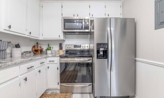 Columbus Cabaña | Camille Cottage~ Newly renovated nestled in Lake Bottom at Midtown
