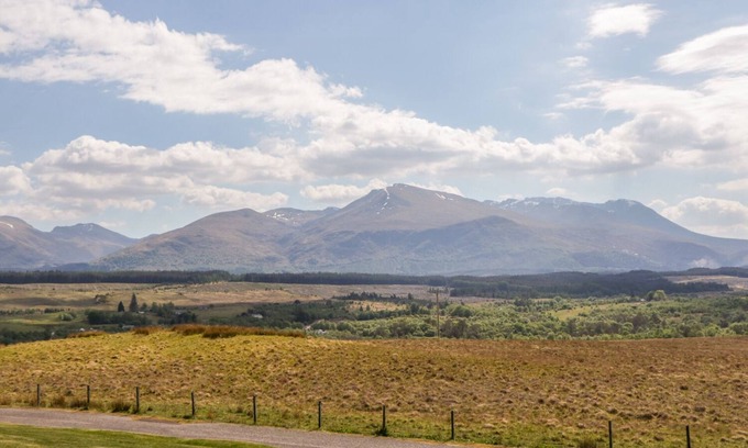 Torlundy Cabaña | CAMISKY STEADING, pet friendly, with open fire in Fort William