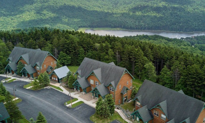 Snowshoe Casa | 2 DORMITORIOS, 2. 5 BAÑOS: Ski In / Ski Out. Chimenea de gas. Camp 4 Hot Tub. Dormitorio MASTER: Pillowtop Que