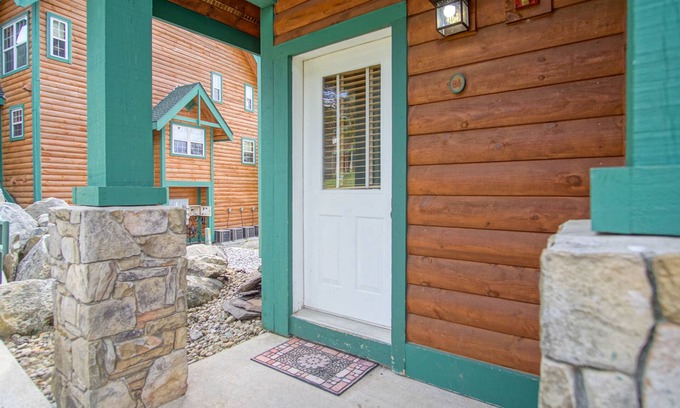 Snowshoe Condominio | Camp 4 24: Slope Side, Cozy 2 BR with Shuttle Service