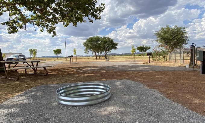 Cache Alquiler De RV | Camp at the foothills of Wichita Wildlife Refuge & Mountains.